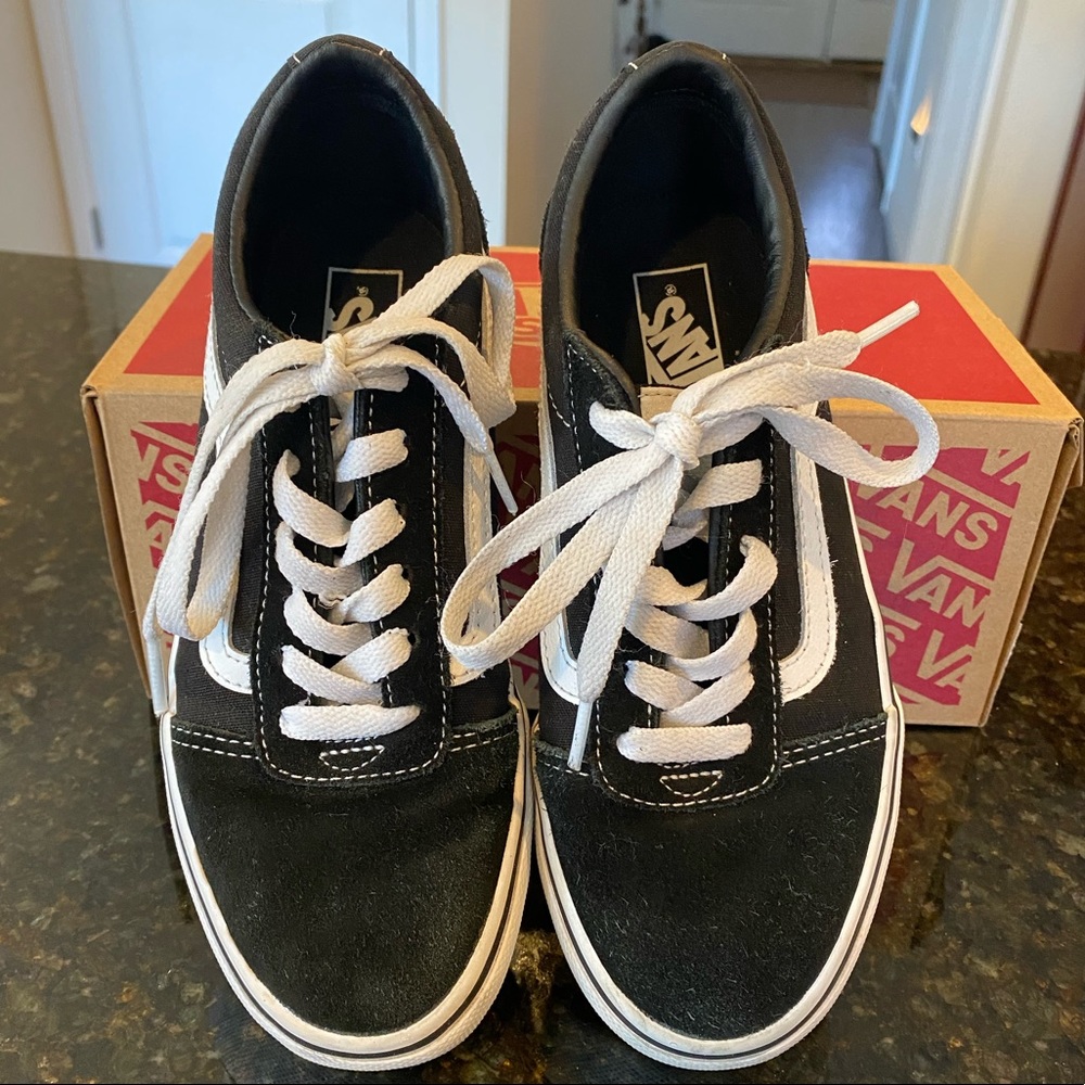 Vans Black/White Ward Sneaker Kids Youth Size 2.5